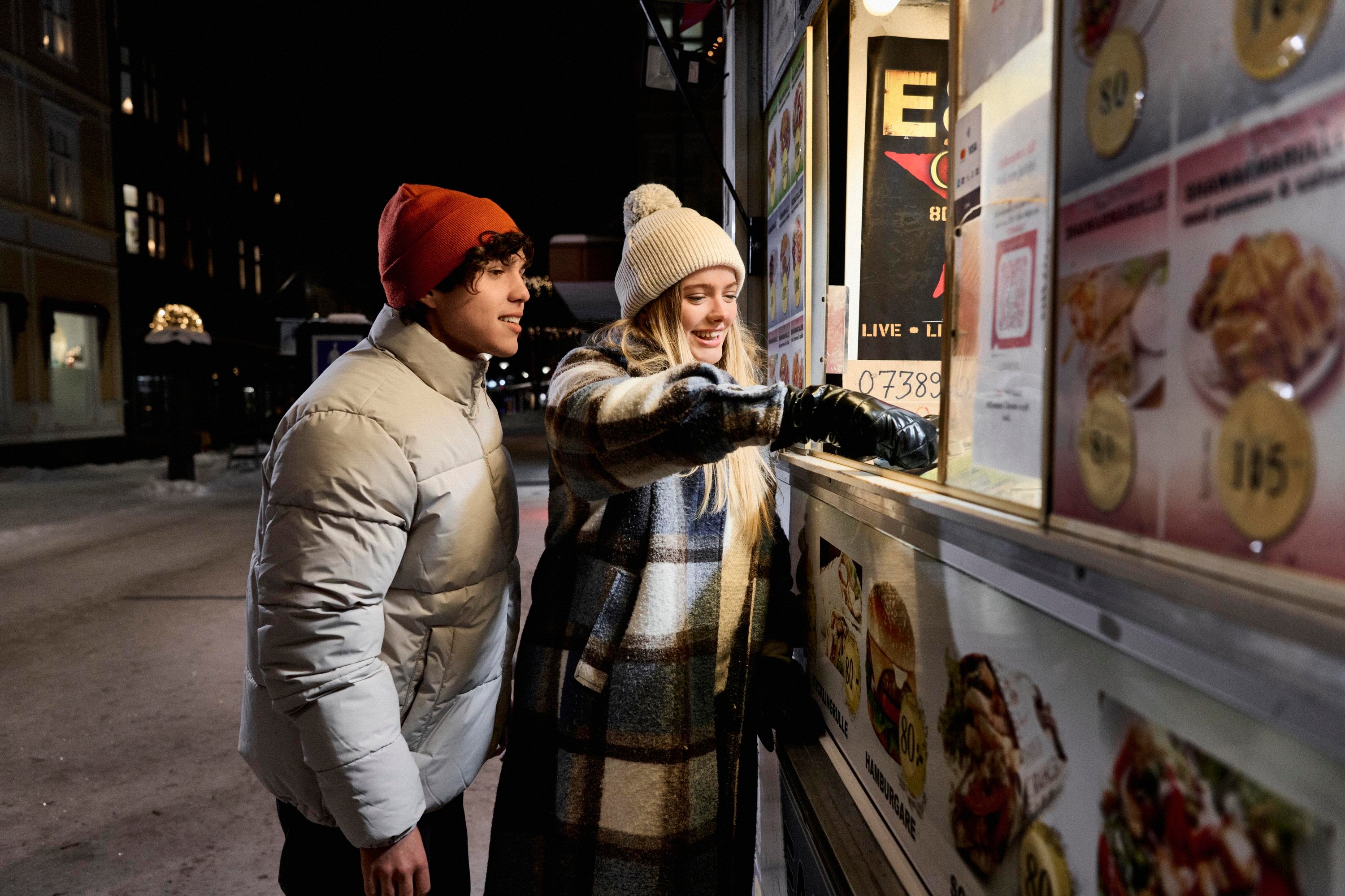 Två unga personer handlar från en food truck