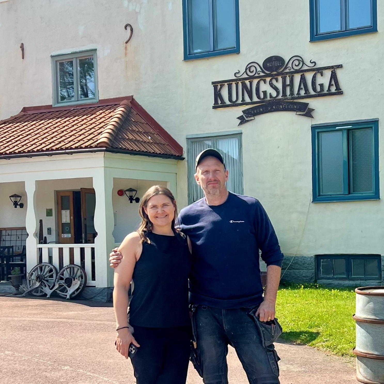 De två ägarna ståendes framför Kungshaga hotell